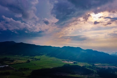 白天青山绿野